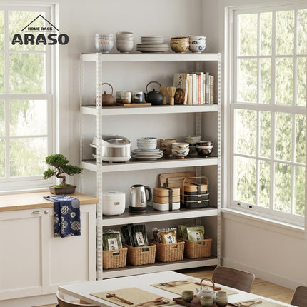 ARASO 業務用品質スチールラック 5段 180cm。120cmと60cmにスチールラックを分割して使うキッチン・リビングの設置例。10cm刻みの幅選択と大容量の壁面収納で、決まったスペースにシンデレラフィットするプロ仕様棚。